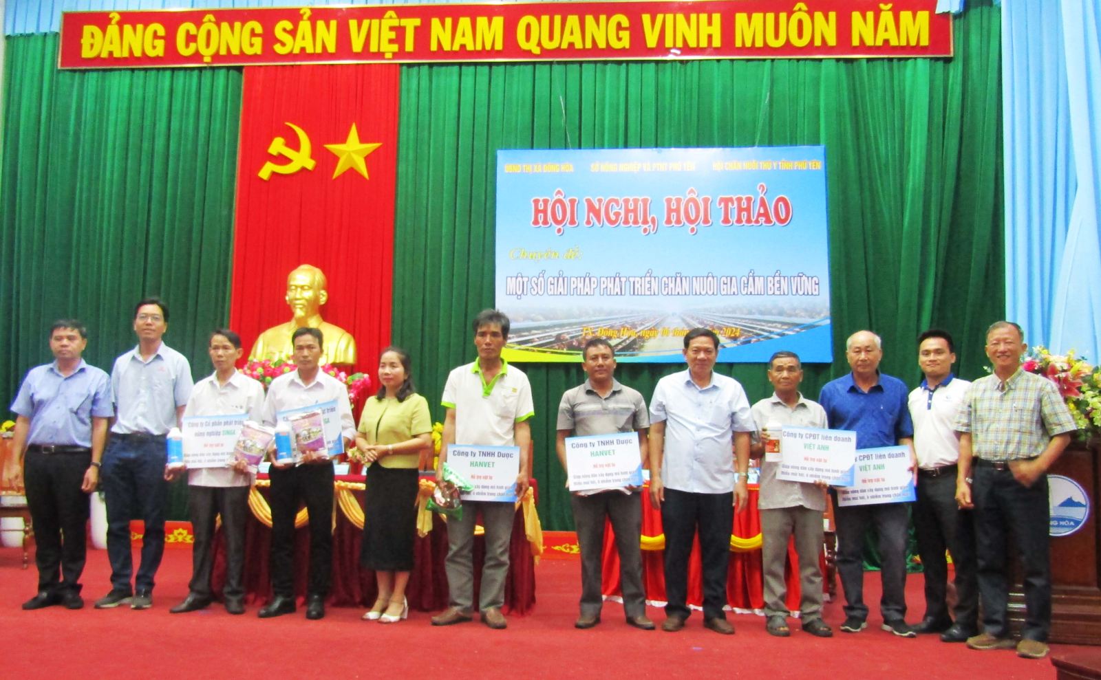 Hình: Lãnh đạo Sở Nông nghiệp và PTNT cùng đại diện các công ty trao hỗ trợ vật tư cho nông dân tại Hội nghị:  “Một số giải pháp phát triển chăn nuôi gia cầm bền vững” tại TX Đông Hòa