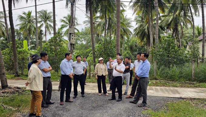 cay-dua-3-095322_887.jpg Ngành nông nghiệp tỉnh Phú Yên phối hợp với Viện Khoa học kỹ thuật Nông nghiệp Duyên hải Nam Trung bộ và Viện Nghiên cứu Bông và Phát triển nông nghiệp Nha Hố khảo sát cây dừa trên địa bàn. Ảnh: NT.