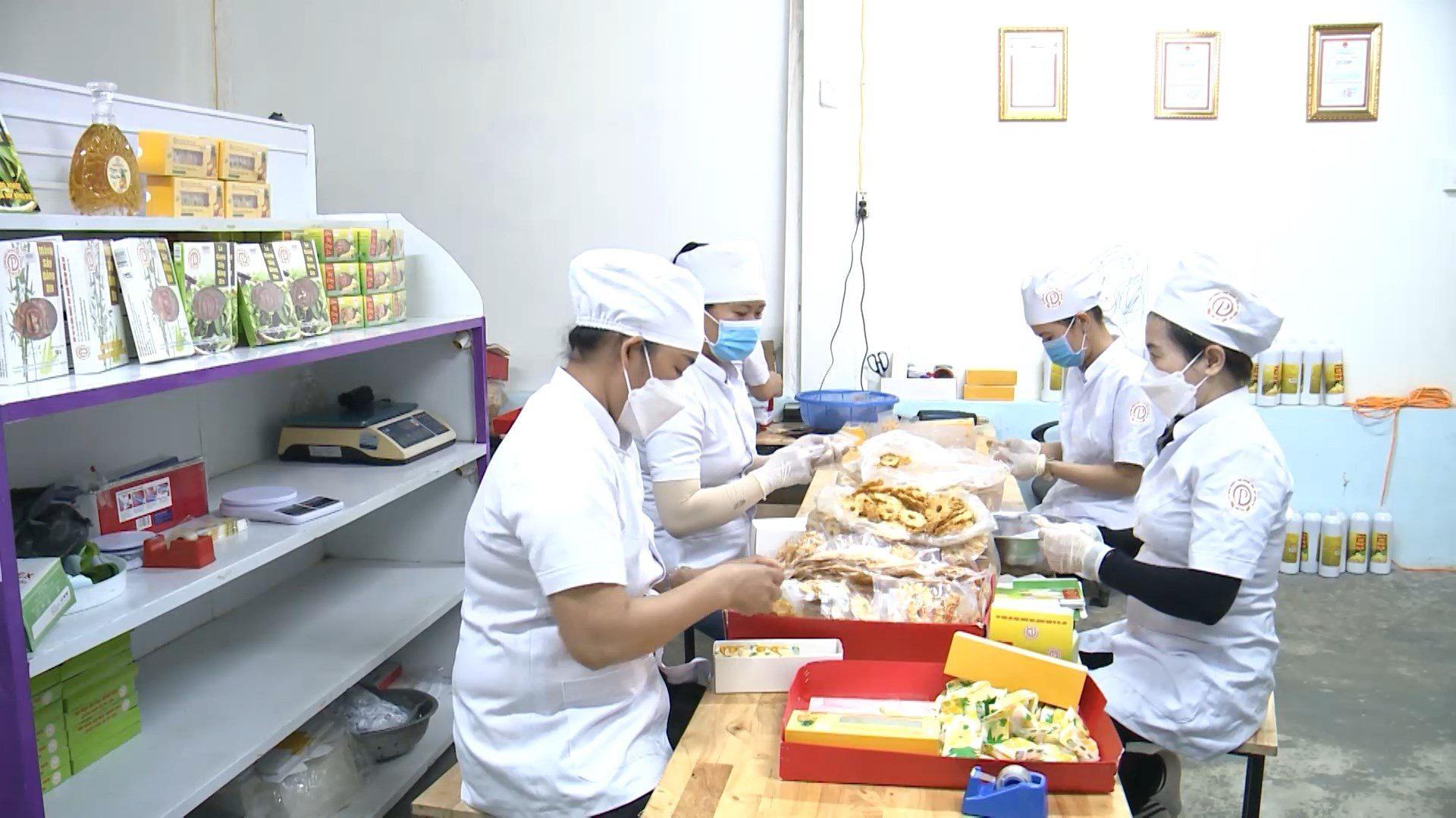 HTX Nông nghiệp kinh doanh tổng hợp Đồng Din đang hoàn thiện hồ thiện hồ sơ đề nghị đánh giá, công nhận lại 9 sản phẩm OCOP 3-4 sao. Ảnh: NGỌC HÂN